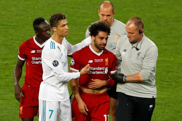 O atacante egípcio Mohamed Salah, do Liverpool, sai de campo chorando após sofrer lesão em em disputa com o zagueiro Sergio Ramos, do Real Madrid - 26/05/2018