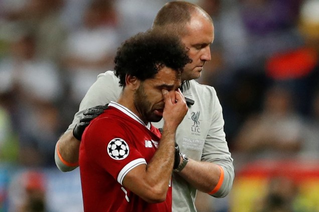 O atacante egípcio Mohamed Salah, do Liverpool, machuca o ombro em disputa com o zagueiro Sergio Ramos, do Real Madrid - 26/05/2018