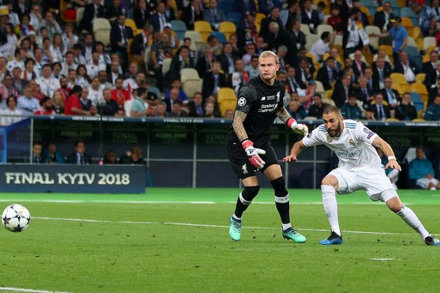 O atacante francês Karim Benzema aproveita falha do goleiro Karius do Liverpool e marca o primeiro gol do Real Madrid na decisão da Liga dos Campeões - 26/05/2018
