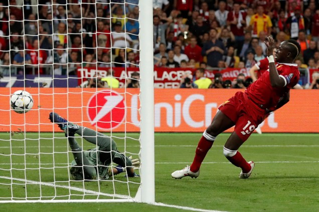 O atacante Sadio Mane marca para o Liverpool na final da Liga dos Campeões contra o Real Madrid - 26/05/2018