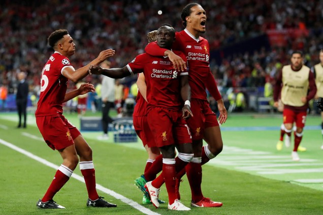 O atacante Sadio Mane marca para o Liverpool na final da Liga dos Campeões contra o Real Madrid - 26/05/2018