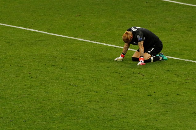 O goleiro Loris Karius do Liverpool fica caído no gramado após falhar em dois dos três gols do Real Madrid na decisão da Liga dos Campeões - 26/05/2018