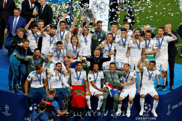 Jogadores do Real Madrid comemoram o 13º título da Liga dos Campeões após vitória sobre o Liverpool em Kiev