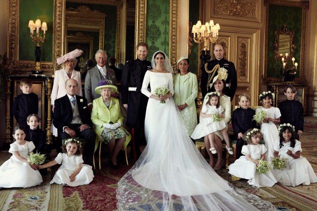 Fotografia oficial do casamento do duque e duquesa de Sussex, Harry e Meghan Markle, reúne família real britânica no Castelo de Windsor