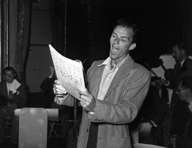 Frank Sinatra, cantor americano e ator de cinema, ensaiando em Londres para o London Palladium Concert - 07/04/1950
