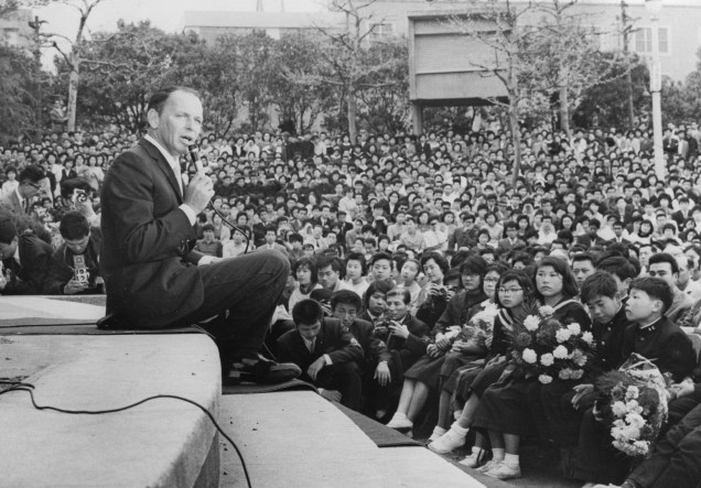 Frank Sinatra canta para multidões durante um show de caridade no Hibiya Park, em Tóquio, no Japão - 27/04/1962