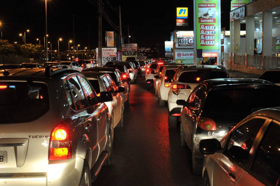 População forma fila nos postos de Brasília durante a madrugada após pronunciamentos de que o combustível começa a faltar - 24/05/2018