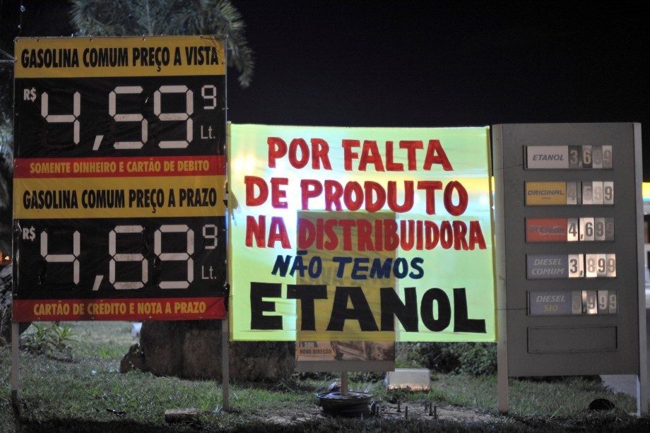Placa em posto de gasolina, no Distrito Federal, em Brasília, indica a falta de etanol. Devido à greve dos caminhoneiros, o combustível não chegou aos postos - 24/05/2018