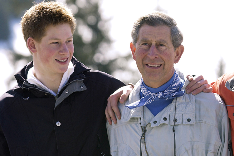Príncipe Harry durante sua adolescência, com seu pai, o príncipe Charles - 29/03/2002
