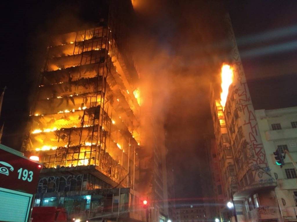 Pr&eacute;dio desaba durante inc&ecirc;ndio no centro de S&atilde;o Paulo