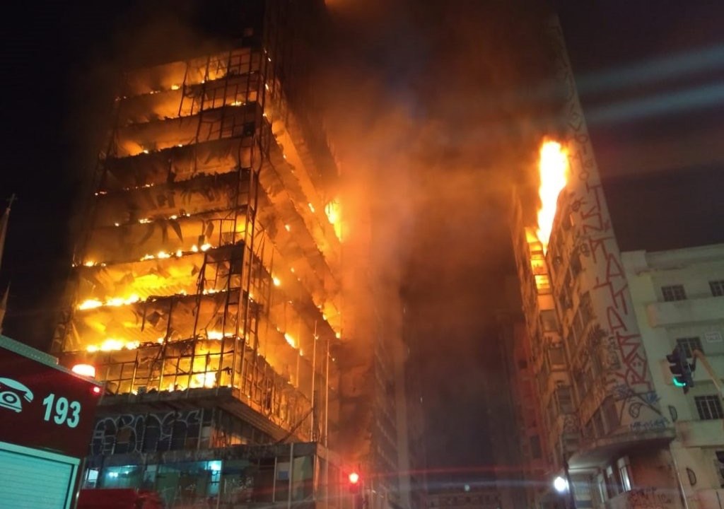 Prédio desaba durante incêndio no centro de São Paulo