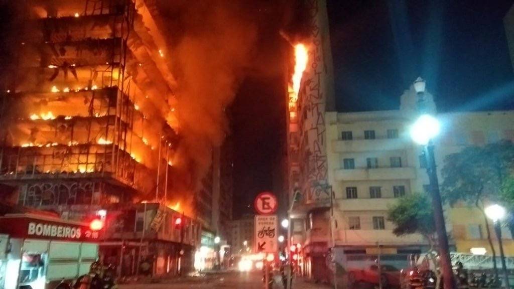 Pr&eacute;dio desaba durante inc&ecirc;ndio no centro de S&atilde;o Paulo