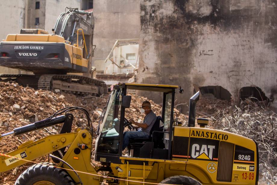 Trabalho das equipes de resgate no local do desabamento do edificio Wilton Paes de Almeida, no Largo do Paissandu, região central de São Paulo - 09/05/2018