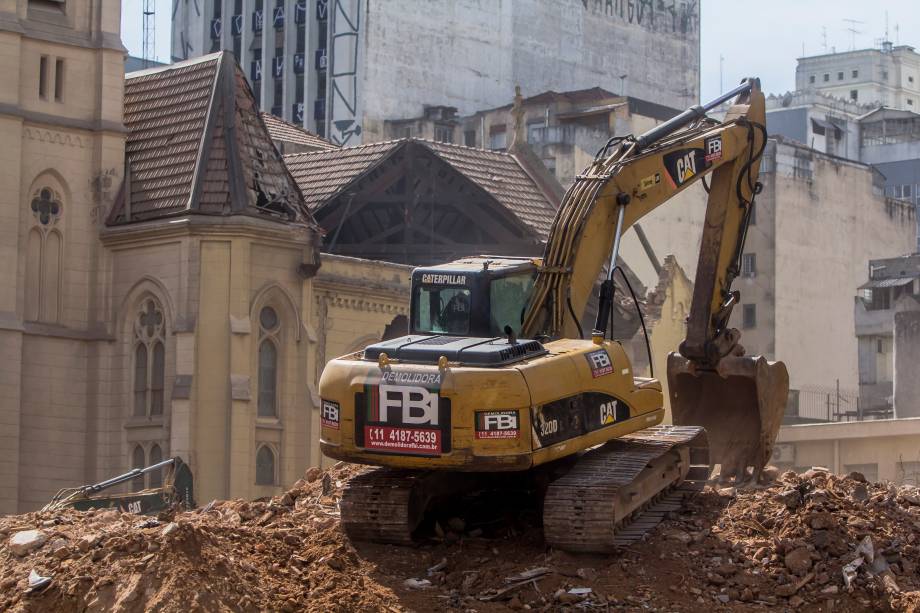 Trabalho das equipes de resgate no local do desabamento do edificio Wilton Paes de Almeida, no Largo do Paissandu, região central de São Paulo - 09/05/2018