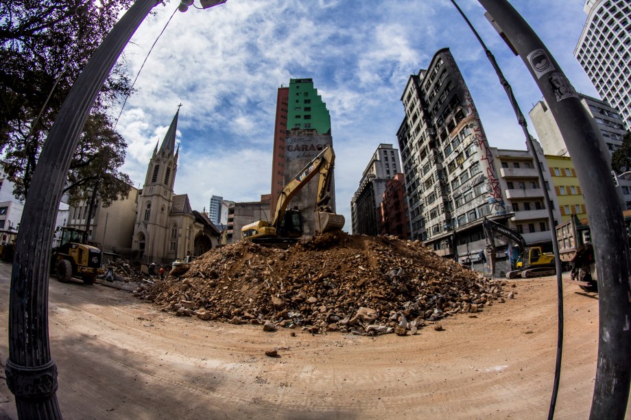 Trabalho das equipes de resgate no local do desabamento do edificio Wilton Paes de Almeida, no Largo do Paissandu, região central de São Paulo - 09/05/2018