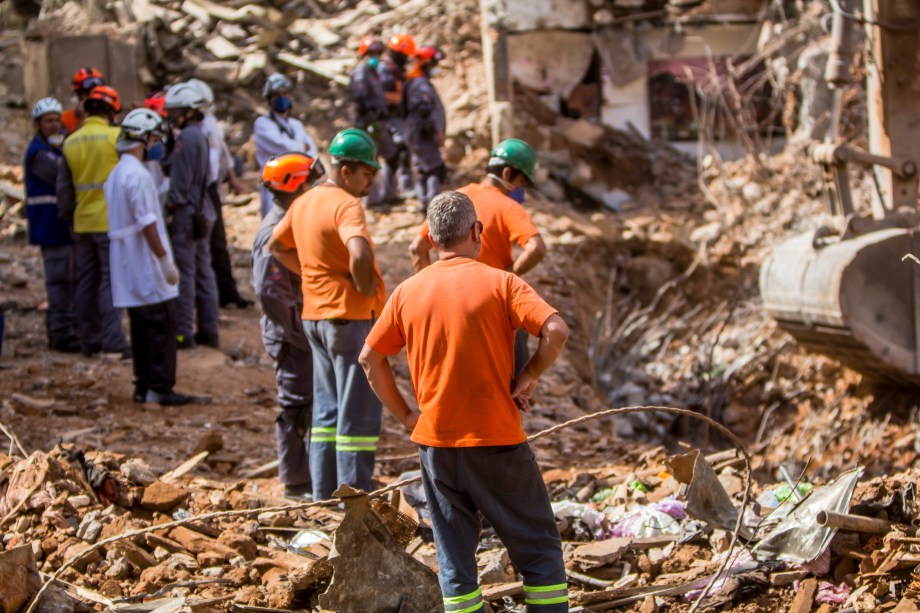 Trabalho das equipes de resgate no local do desabamento do edificio Wilton Paes de Almeida, no Largo do Paissandu, região central de São Paulo - 09/05/2018