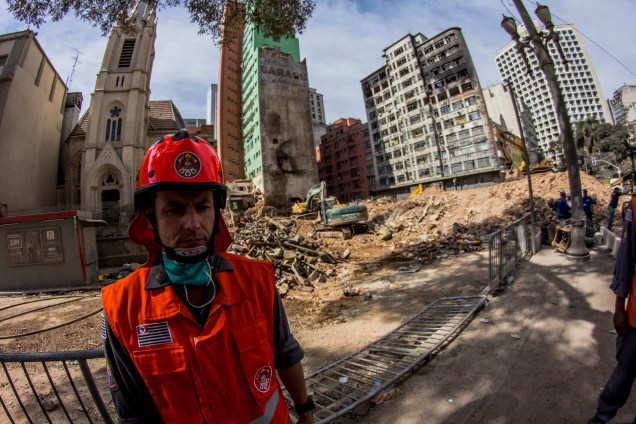 Trabalho das equipes de resgate no local do desabamento do edificio Wilton Paes de Almeida, no Largo do Paissandu, região central de São Paulo - 09/05/2018