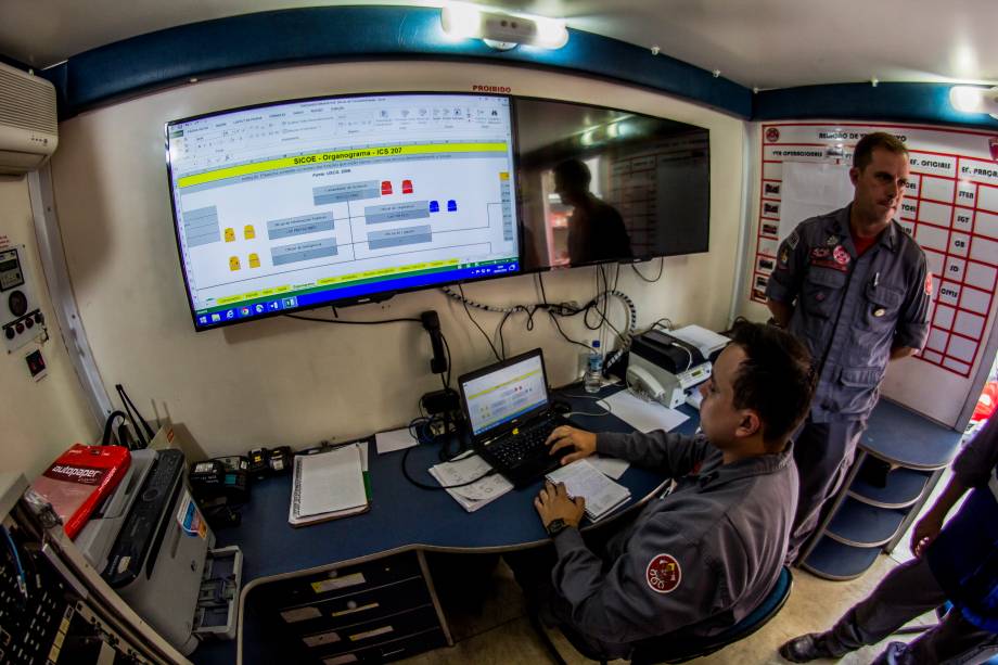 Trabalho das equipes de resgate no local do desabamento do edificio Wilton Paes de Almeida, no Largo do Paissandu, região central de São Paulo - 09/05/2018