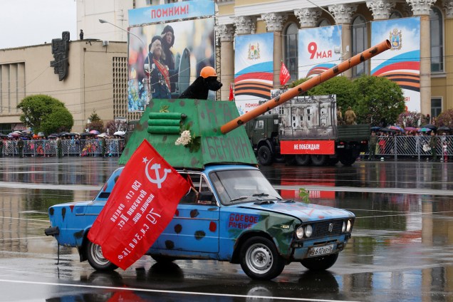 Carro decorado participa de marcha em comemoração do 73º aniversário da vitória russa contra o Nazismo na Segunda Guerra em Rostov-on-Don - 09/05/2018