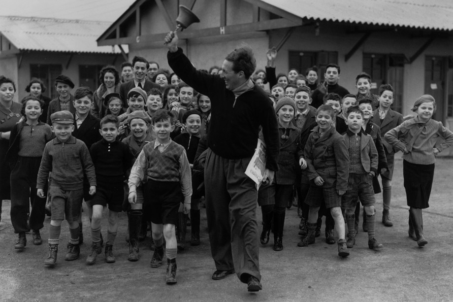 Líder de acampamento guia as crianças anunciando a hora do lanche - 11/01/1939