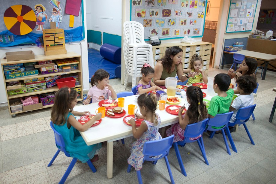Criança comem lanche em pré-escola Israelense - 17/07/2014