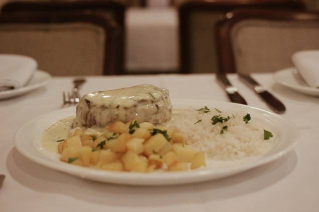 Filé-mignon ao molho roquefort, batata sautée, arroz branco na etapa principal Filé-mignon ao molho roquefort, batata sautée, arroz branco na etapa principal