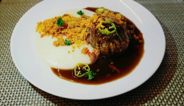 Le Parisien: Filé ao molho de pimenta brasileira na etapa principal Le Parisien: Filé ao molho de pimenta brasileira na etapa principal