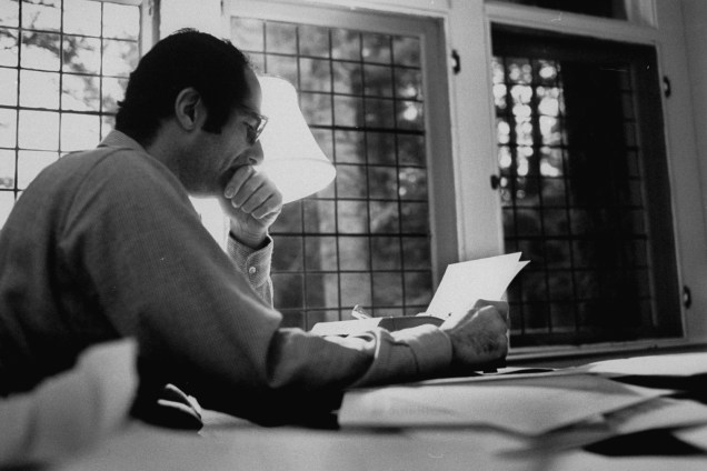 O escritor americano Philip Roth, trabalhando em um manuscrito em 1968