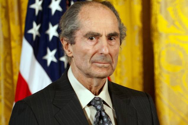 O escritor norte-americano Philip Roth durante cerimônia na Casa Branca em Washington onde recebeu a Medalha Nacional de Humanidades das mãos do ex-presidente Barack Obama em 2011 O escritor norte-americano Philip Roth durante cerimônia na Casa Branca em Washington onde recebeu a Medalha Nacional de Humanidades das mãos do ex-presidente Barack Obama em 2011