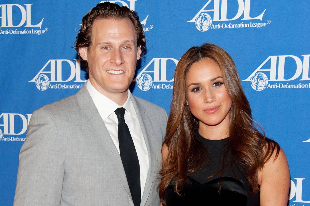 Meghan Markle e o ex-namorado Trevor Engelson posam para foto durante evento em Beverly Hills- 11/10/2011