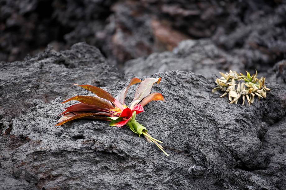 Buquê é colocado sobre lava resfriada após a erupção do vulcão Kilauea, no Havaí - 13/05/2018