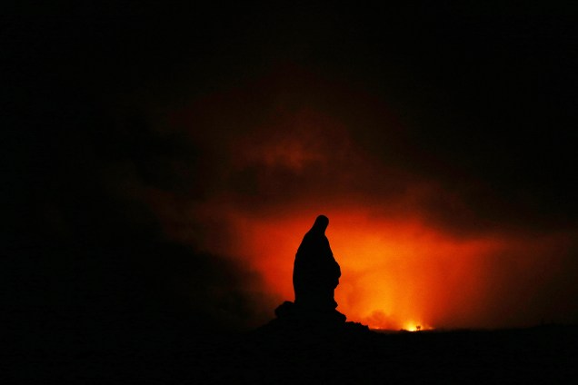 Silhueta da imagem da Virgem Maria é vista durante erupção do vulcão Kilauea, no Havaí - 14/05/2018