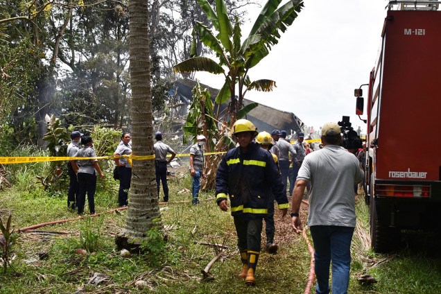 Equipes de resgate são vistos no local onde avião caiu ao decolar do Aeroporto Internacional José Martí - 18/05/2018