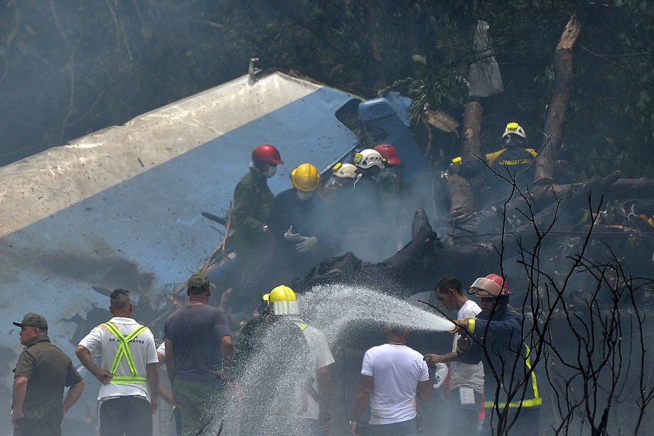 Equipes de emergência trabalham no local da queda de um avião da empresa Cubana de Aviacion que caiu após decolar do Aeroporto Internacional Jose Marti, em Havana - 18/05/2018