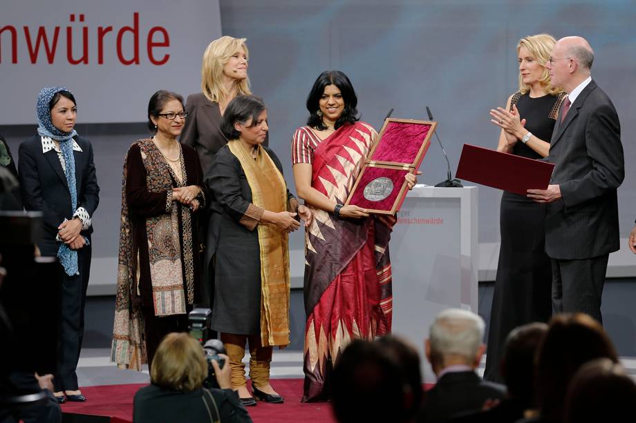 Leeda Yacoobi, Asma Jahangir, Nina Ruge, Suneeta Dhar, Kalpana Viswanath, Maria Furtwaengler e Norbert Lammert durante premiação no Museu Judeu em Berlim - 16/04/2013