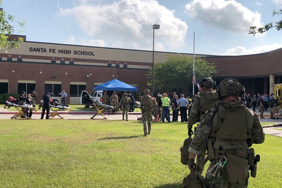 Movimentação de militares no exterior da Santa Fe High School no estado do Texas após um atirador abrir fogo em uma sala de aula no local - 18/05/2018