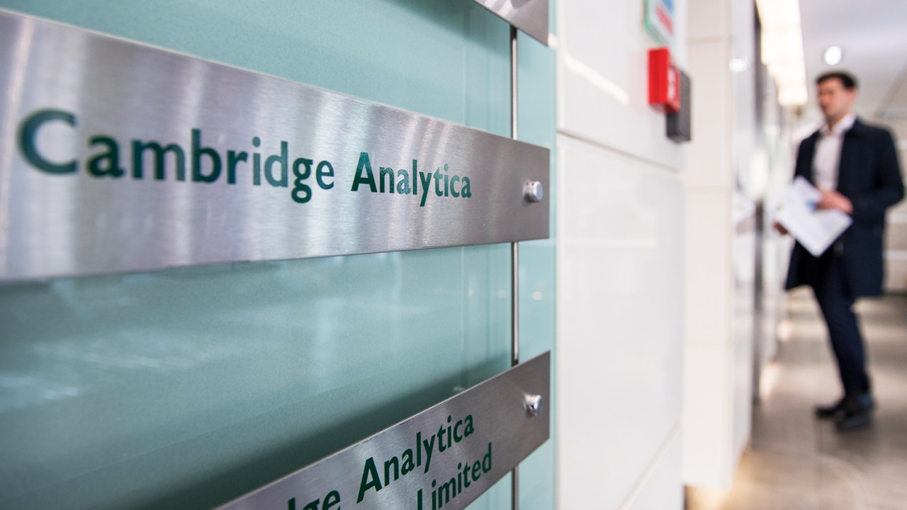 Placa da empresa Cambridge Analytica é vista no saguão de prédio em Londres, na Inglaterra - 21/03/2018