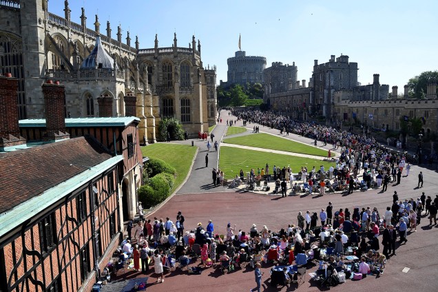 Multidão se aglomera nos arredores do Castelo de Windsor para acompanhar a cerimônia de casamento entre o príncipe Harry e a atriz Meghan Markle - 19/05/2018