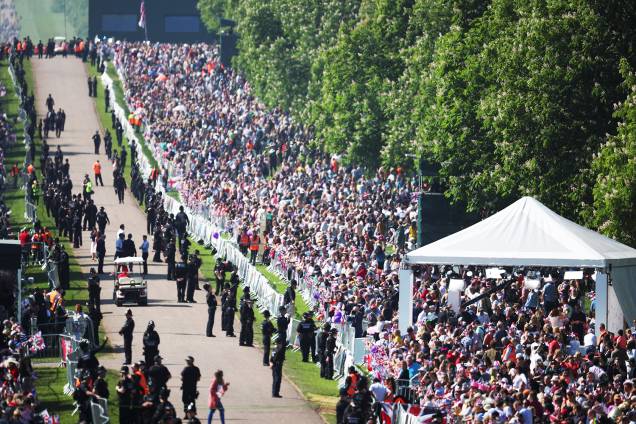 Multidão se aglomera nos arredores do Castelo de Windsor para acompanhar a cerimônia de casamento entre o príncipe Harry e a atriz Meghan Markle - 19/05/2018 Multidão se aglomera nos arredores do Castelo de Windsor para acompanhar a cerimônia de casamento entre o príncipe Harry e a atriz Meghan Markle - 19/05/2018