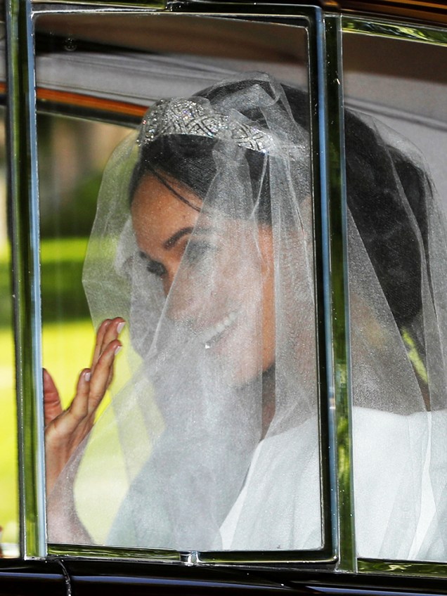 Meghan Markle deixa o hotel para participar de cerimônia de casamento; é o primeiro vislumbre do vestido de noiva - 19/05/2018