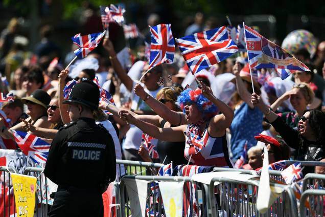 Multidão se aglomera nos arredores do Castelo de Windsor para acompanhar a cerimônia de casamento entre o príncipe Harry e a atriz Meghan Markle - 19/05/2018 Multidão se aglomera nos arredores do Castelo de Windsor para acompanhar a cerimônia de casamento entre o príncipe Harry e a atriz Meghan Markle - 19/05/2018