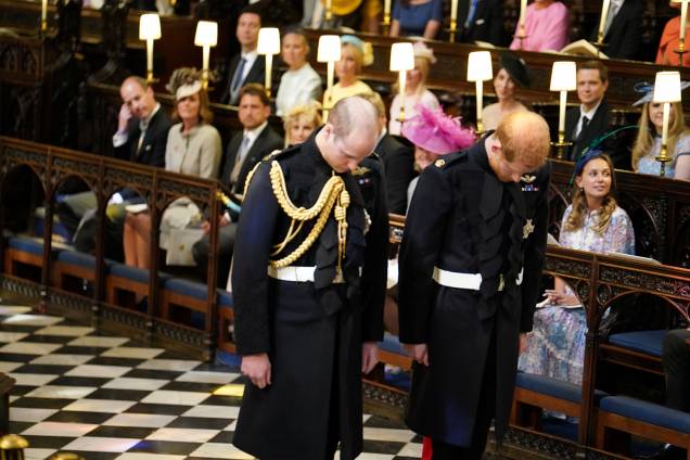 Príncipes Harry e William fazer reverência ao chegar na Capela de São Jorge, em Windsor - 19/05/2018 Príncipes Harry e William fazer reverência ao chegar na Capela de São Jorge, em Windsor - 19/05/2018