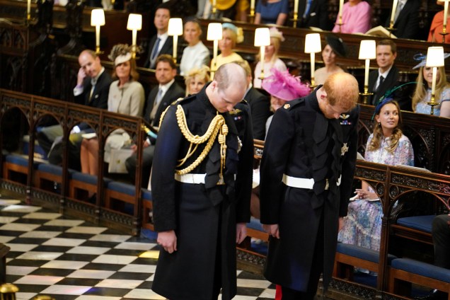 Príncipes Harry e William fazer reverência ao chegar na Capela de São Jorge, em Windsor - 19/05/2018