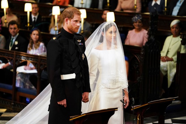 Harry leva a noiva ao altar de mãos dadas - 19/05/2018