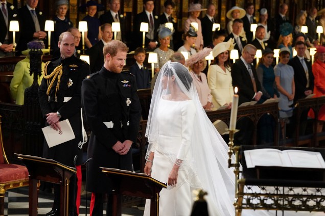 Príncipe Harry recebe Meghan Markle no altar - 19/05/2018