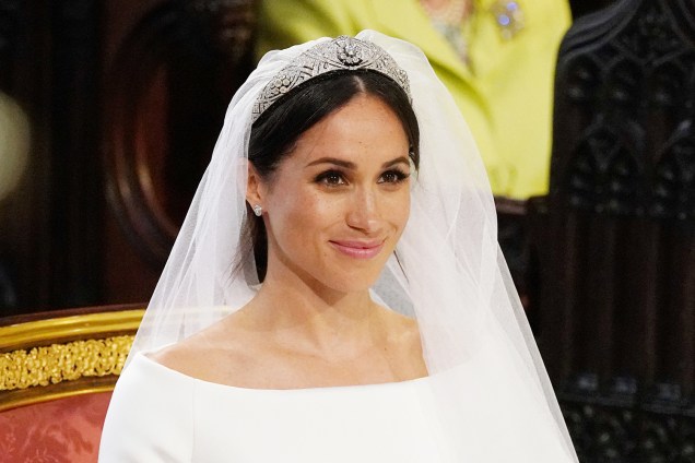 Meghan está usando uma tiara que foi da rainha Mary - 19/05/2018