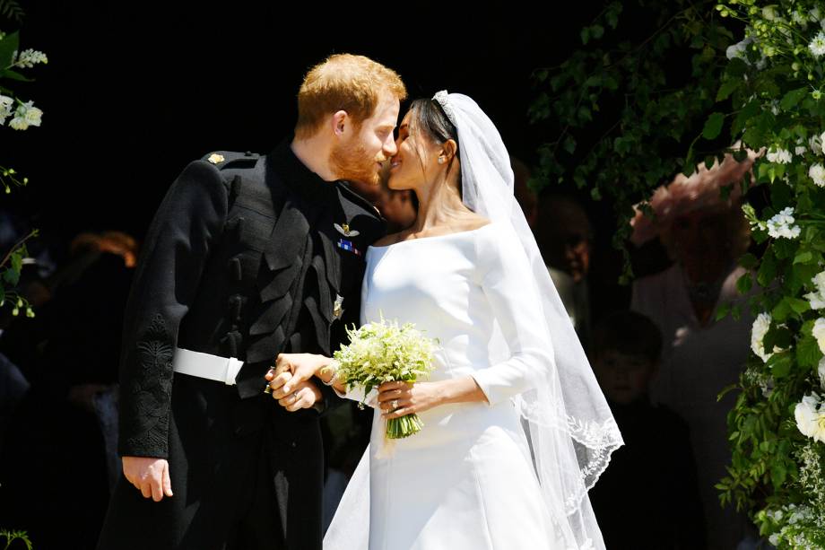 O duque e a duquesa de Sussex se beijam nas escadarias da Capela de São Jorge - 19/05/2018