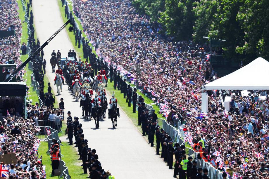 Príncipe Harry e Meghan Markle andam de carruagem na Long Walk, em Windsor, após cerimônia de casamento - 19/05/2018