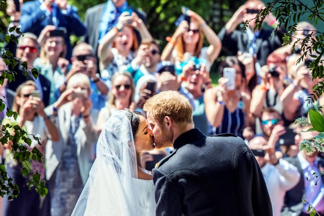 O duque e a duquesa de Sussex se beijam nas escadarias da Capela de São Jorge - 19/05/2018