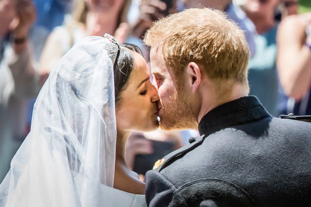 O duque e a duquesa de Sussex se beijam nas escadarias da Capela de São Jorge - 19/05/2018
